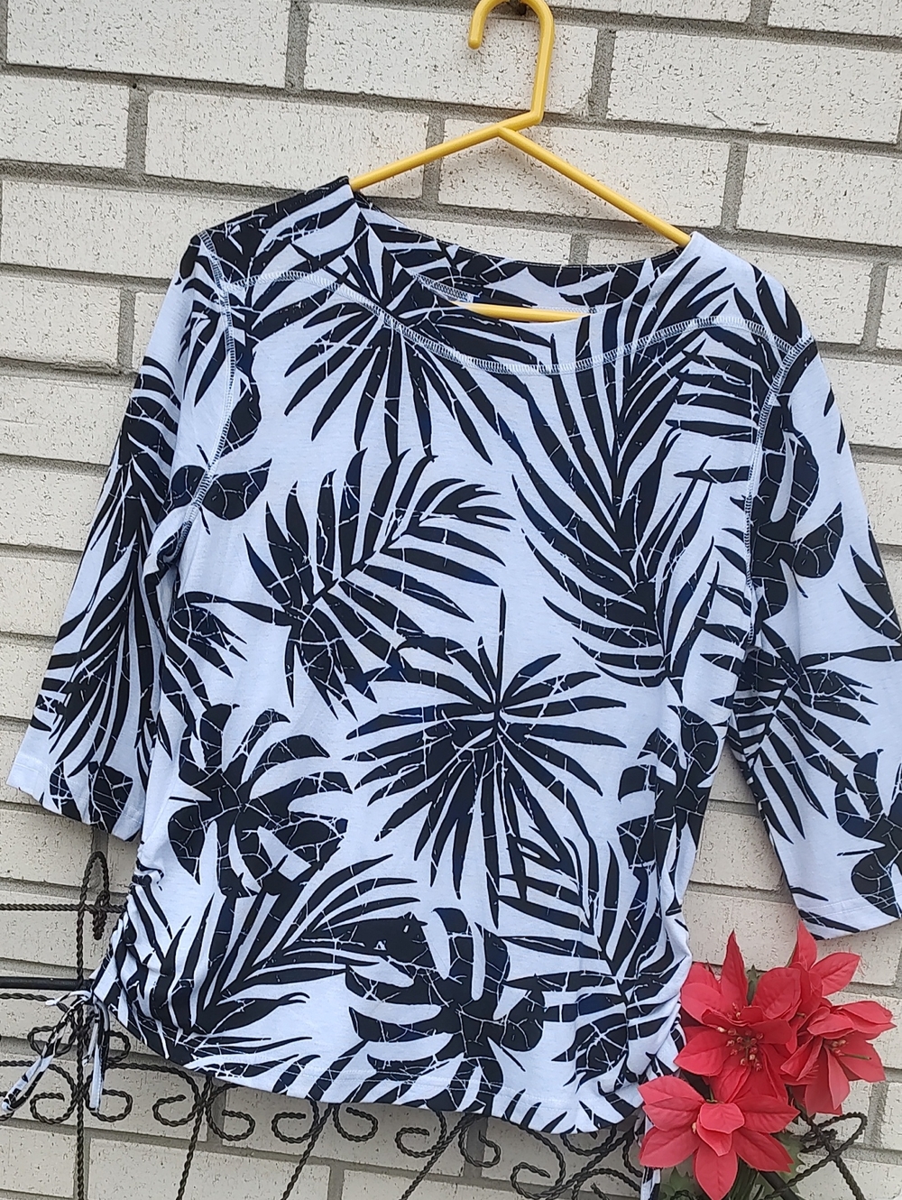 Links/ Black& White Top - Picture 4 of 10